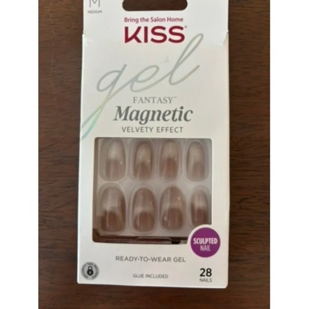 KISS Gel Fantasy Magnetic Nails Sculpted Medium Champagne Velvety Effect FMA06